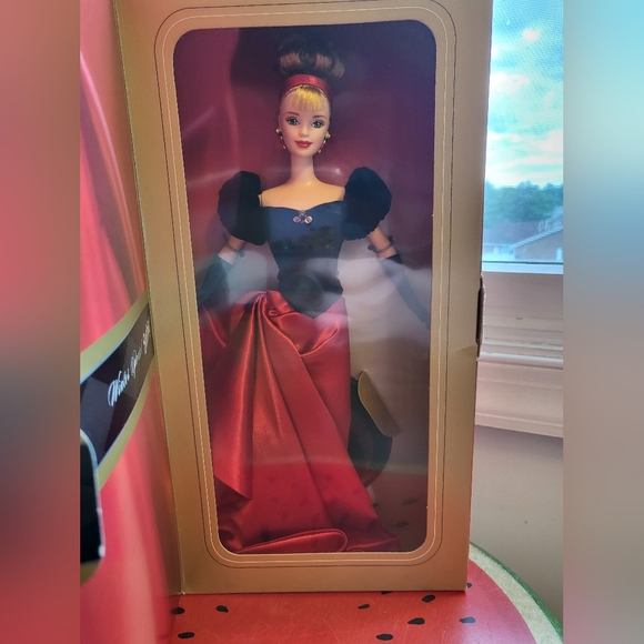 Avon Exclusive Barbie - Picture 5 of 7